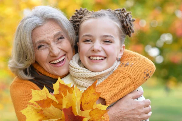 Meisje met plezier met oma — Stockfoto