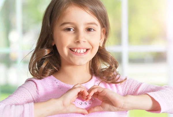 Dívka drží za ruce ve tvaru srdce — Stock fotografie