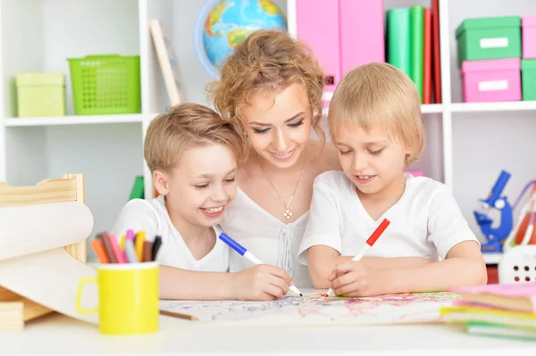 Mulher e filhos desenhando juntos — Fotografia de Stock