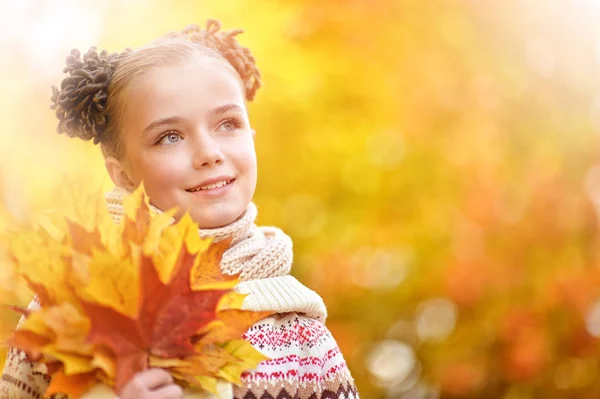 Carina bambina che riposa nel parco — Foto Stock