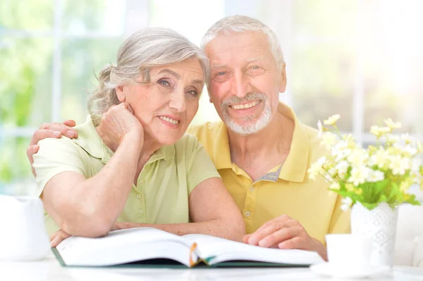 Retrato de feliz pareja de ancianos — Foto de Stock