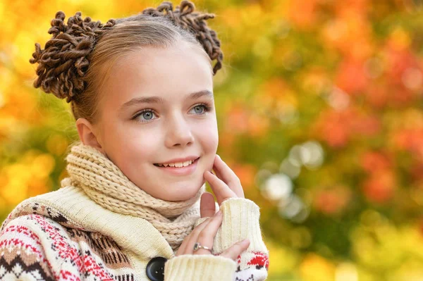 Nettes kleines Mädchen ruht sich im Park aus — Stockfoto