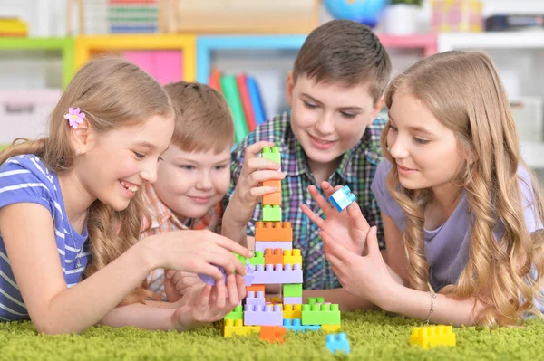 Groep kinderen samenspelen — Stockfoto