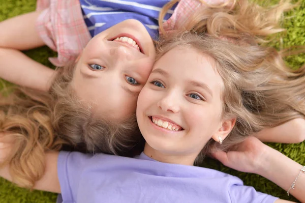 Duas meninas bonitas — Fotografia de Stock