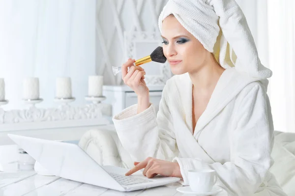 Jovem mulher aplicando maquiagem — Fotografia de Stock