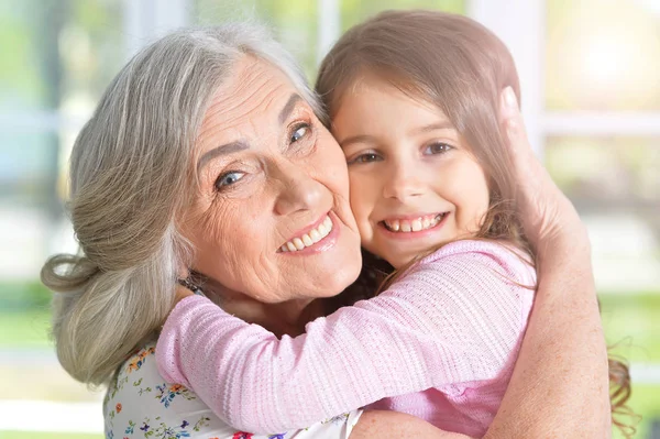 Menina abraçando avó — Fotografia de Stock