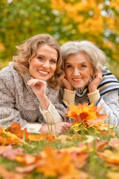 Senior woman with daughter resting — Stock Photo, Image
