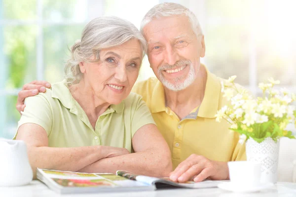 Retrato de feliz pareja de ancianos —  Fotos de Stock