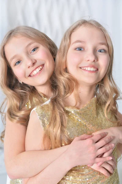Söta tvillingsystrar — Stockfoto