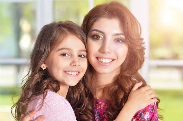 Giovane madre che abbraccia piccola figlia — Foto Stock