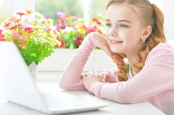 Dziewczynka z nowoczesny laptop — Zdjęcie stockowe