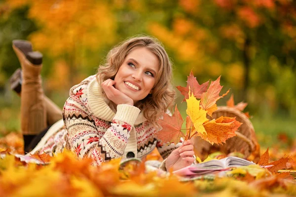 Jeune femme au repos dans le parc — Photo