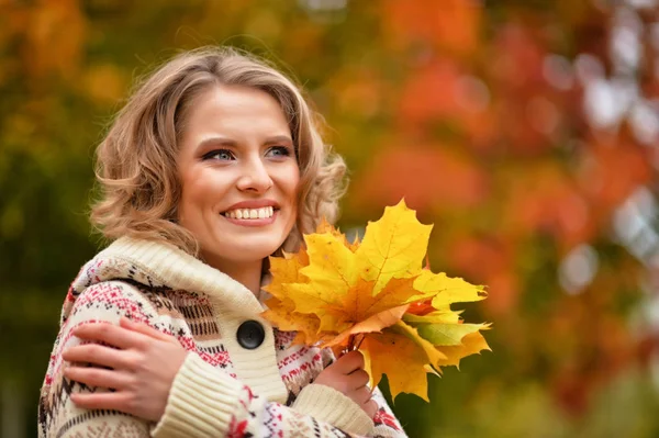 Junge Frau rastet im Park aus — Stockfoto