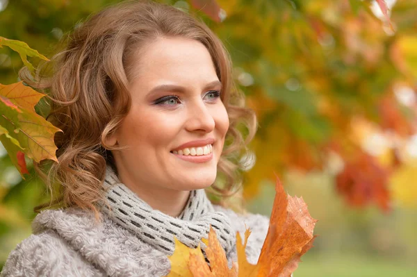 Jonge vrouw rusten in park — Stockfoto