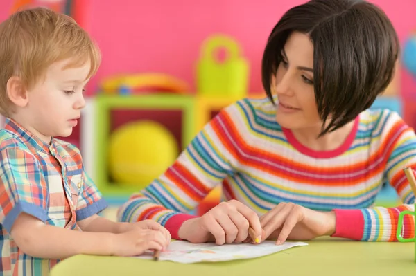 Madre e hijo pequeño dibujando juntos — Foto de Stock