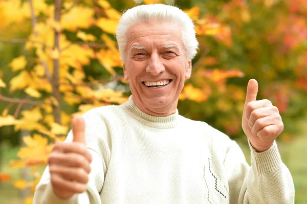 Homem idoso mostrando polegares para cima — Fotografia de Stock