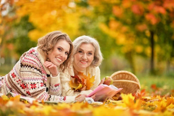 Senior woman with daughter resting — Stock Photo, Image