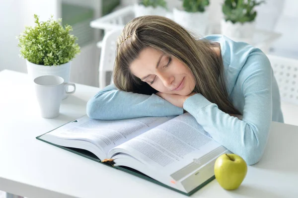 Mujer durmiendo en la almohada —  Fotos de Stock