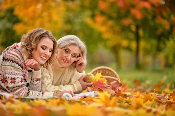 Senior Kvinna med dotter vilar — Stockfoto