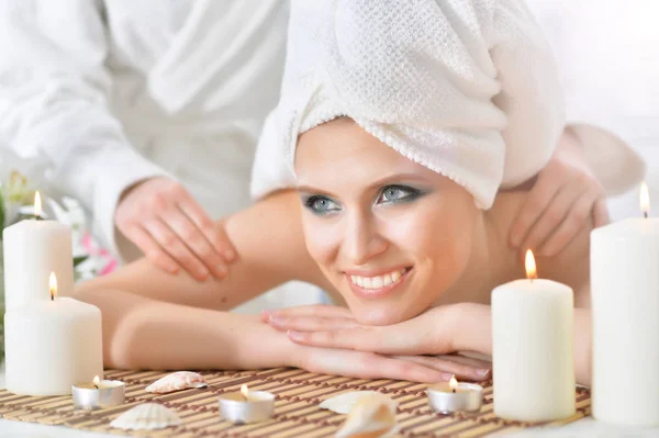 Jonge vrouw het hebben van massage — Stockfoto