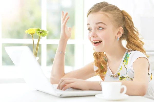 Bambina con computer portatile moderno — Foto Stock