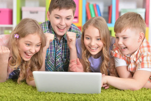 Los niños mirando a la computadora portátil moderna — Foto de Stock