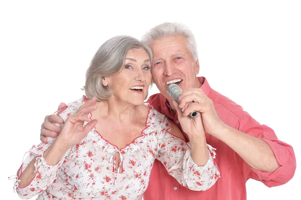Couple aîné chantant karaoké — Photo