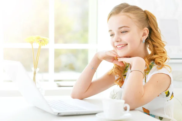 Kleines Mädchen mit modernem Laptop — Stockfoto