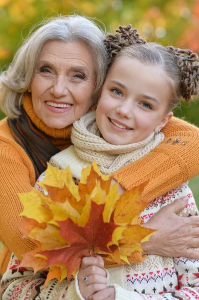 Meisje met plezier met oma — Stockfoto