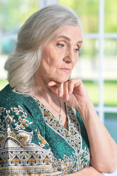 Triste mujer mayor — Foto de Stock