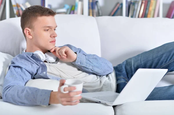 Knappe jonge man met laptop — Stockfoto