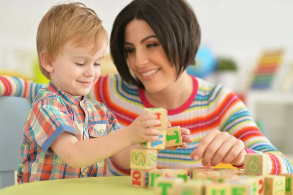 Jovem mãe brincando com o filho — Fotografia de Stock