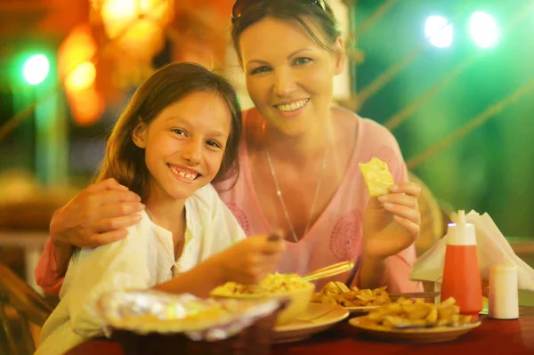 Mor och dotter äter — Stockfoto