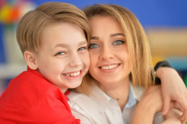 Lächelnde Mutter und Sohn — Stockfoto