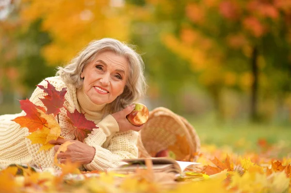 Senior vrouw rusten in park — Stockfoto