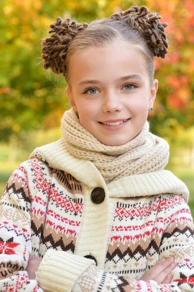 Nettes kleines Mädchen ruht sich im Park aus — Stockfoto