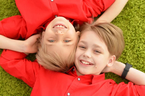 Garçons souriants couchés sur le sol — Photo