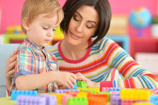 Jonge moeder spelen met zoon — Stockfoto