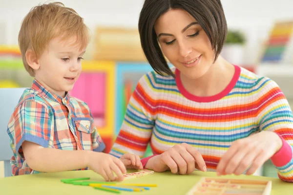 Joven madre jugando con hijo — Foto de Stock