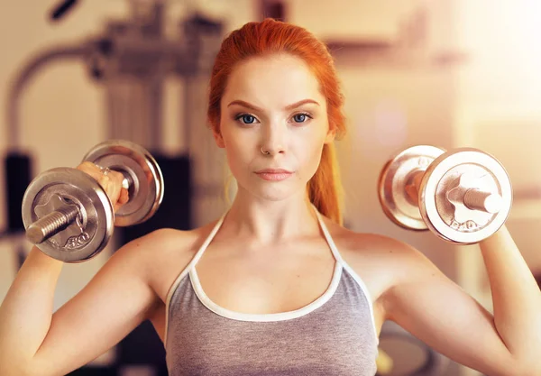 Ung kvinna utbildning i gym — Stockfoto