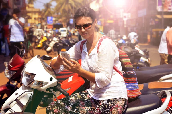Mujer en gafas de sol sentada en motocicleta — Foto de Stock