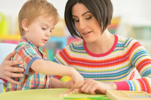 Jonge moeder spelen met zoon — Stockfoto