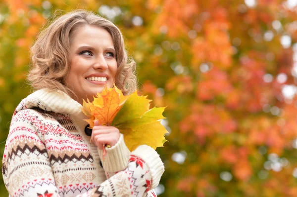 Junge Frau rastet im Park aus — Stockfoto