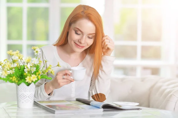 Jonge vrouw met kopje koffie — Stockfoto