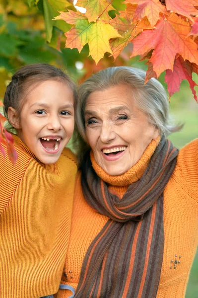 Abuela y nieta divirtiéndose — Foto de Stock