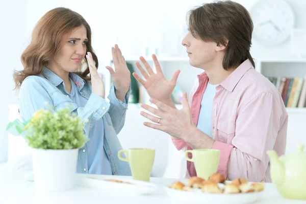 Casal jovem discutindo — Fotografia de Stock