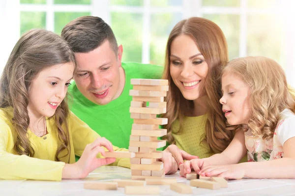 Familj spelar med block tillsammans — Stockfoto