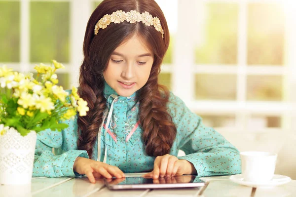 태블릿 pc와 함께 아름 다운 소녀 — 스톡 사진