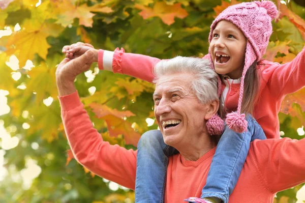 Grand-père et petite-fille dans le parc — Photo