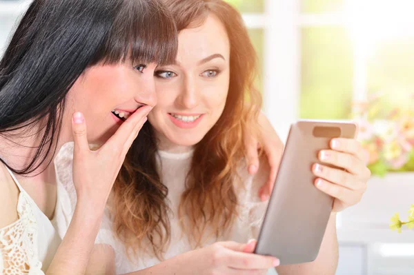 Frauen nutzen digitales Tablet — Stockfoto